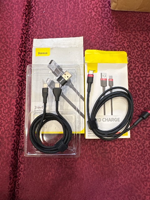 Không hiểu sao, đặt mua dây sạc 4 in 1 đa năng của Baseus giao hàng qua thành 2 dây theo hình dưới đây 🤭