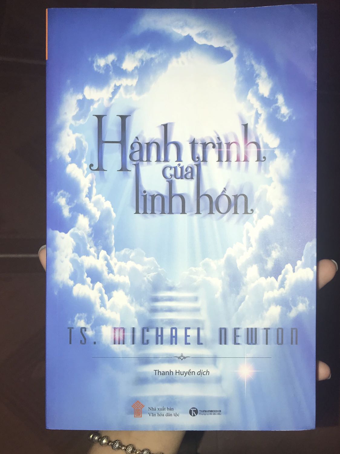 Warning: Mình rate 5* là vì mình rất thích chủ đề và nội dung sách này, chứ không hài lòng về việc sách bị cong nghiêm trọng.
 Thực sự mình rất mong chờ cuốn sách này, đã nhiều lần mình muốn mua nó nhưng bây giờ mới có dịp. Từ lúc hoàn thành đặt sách trên Tiki mình đã rất hào hứng rồi ấy :(((( Nhưng hôm nay nhận được sách thì sách khá bụi, và bị cong khá nghiêm trọng như hình. Mình nghĩ không phải do bên vận vì hộp đựng okie và cuốn sách còn lại mình mua vẫn ổn. Đối với một đứa rất nâng niu sách như mình, cũng như tình cảm mình dành cho cuốn sách thì, thực sự mình khá thất vọng ạ. Không biết có được tính là lâu không nhưng mà mình cũng "iu đương" với Tiki từ 2017 rồi, và lần này Tiki làm mình tưk cái lồng ngực ghê á ?