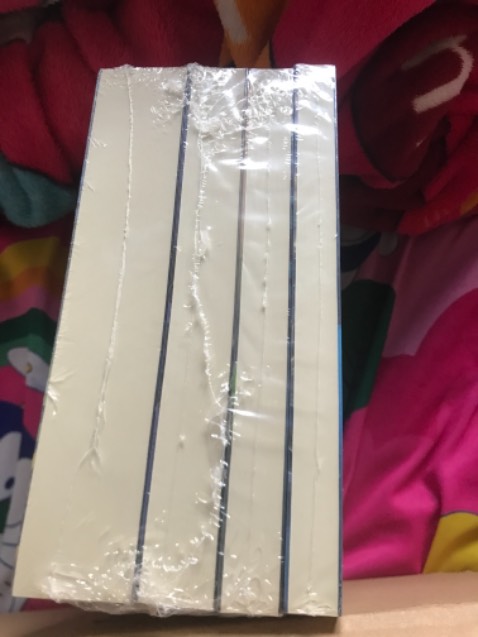 Vừa mới đặt hôm qua nay đã có. Mình đọc nhận xét của mọi người thấy đa phần là nói về cách đóng gói với trang sách bị dơ. Bản thân cũng hồi hộp vì sợ sẽ bị giống như vậy, vì mình mua để tặng nhưng may mắn là sách đc bọc kĩ với lót giấy. Tuy chỉ có hơi tróc phần góc lên 1 tí.