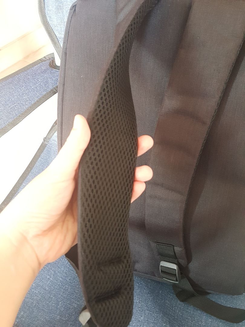 balô ngon nha mấy bồ, màu đen đậm lắm mà vì nắng nên nhìn hình mình hơi lợt xíu. balô khá bự cho bạn nào đựng nhiều và size laptop bự nhất đều ok hết. dây chắc chắn êm, có lót dây và bên trong để tránh va đập và đau vai. có chỗ đựng nước và logo so deep nữa :")) hàng việt nam với giá vậy là quá chất lượng rồi. tặng điểm cộng cho tiki và shop vì mình mới order trước hôm sau đã có rồi mà mình ko có xài tiki nơ nha.