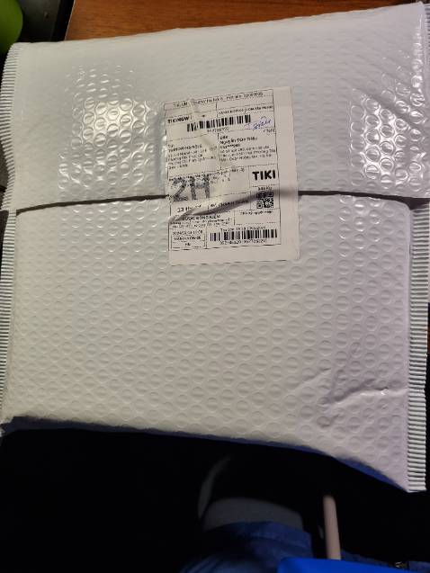 Màu sắc rõ nét, bìa đẹp, bọc cẩn thận mà mỗi cái không có bookmark ạ :(((