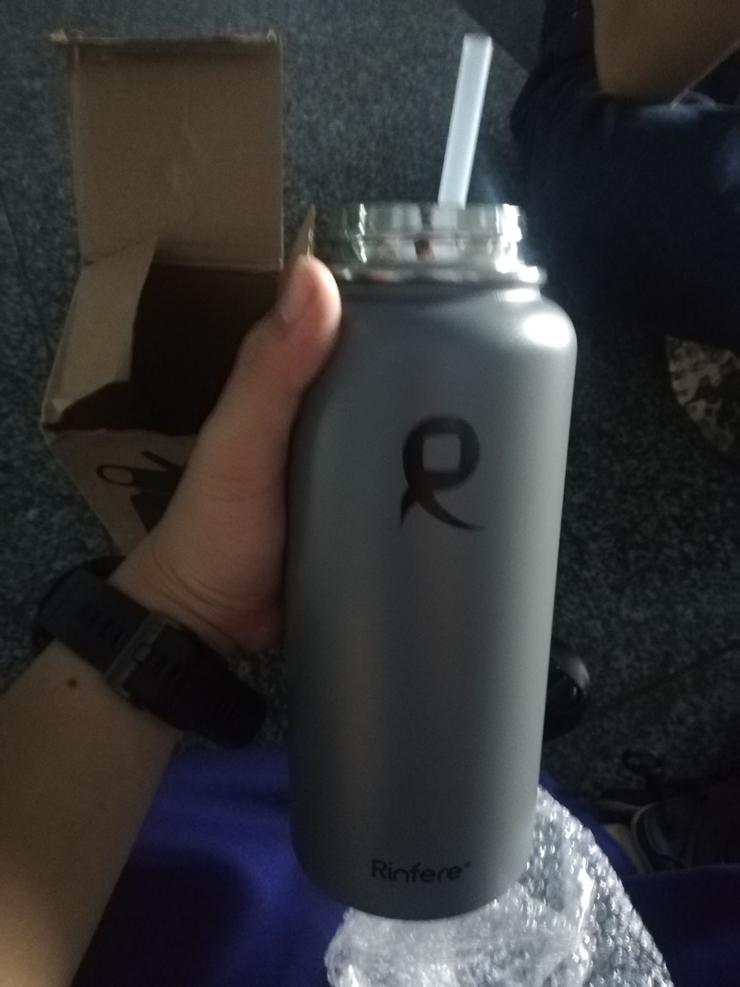 thiết kế, dáng và màu bình rất đẹp nhưng mình mong đợi thiết kế ống hút cao cấp hơn 1 xíu thay vì ống hút nhựa gắn tay vào nắp để có thể hút được! ống hút nhựa đi kèm thì lại quá dài so với bình, nếu cố gắng đè xuống để sử dụng thì ống hút dễ bị gãy, nếu kèm theo nước nóng hoặc nước lạnh mình nghĩ ống hút dễ bị rớt ra! mình chưa kiểm tra khả năng giữ nhiệt cùng chất lượng của bình! Nếu biết vấn đề này mình sẽ mua phiên bản nắp có quai thay vì nắp ống hút! mong sẽ có update khắc phục vấn đề này của nhà sản xuất!
Tiki giao đúng hạn, bao bì ổn!