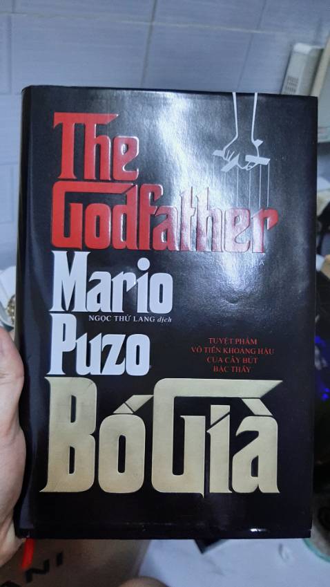 Thiết kế bìa đẹp, tối giản. Một tác phẩm nghe danh đã lâu, mà bây giờ mới đọc + xem phim. Rất hay, có nhiều bài học rút ra cho cuộc sống. Bài học mình tâm đắc nhất là trong công việc đừng để cảm xúc lấn át lý trí. Vì những quyết định có phần cảm tính sẽ dễ mắc lầm.