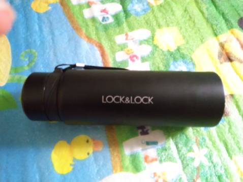 Lúc mới đặt hàng cứ nghĩ là nó sẽ nhỏ gọn thôi, không ngờ là khi cầm trên tay mới thấy nó to thật. Cầm tay nhưng chỉ giữ được 3/4 bình, được cái có dây nên cuốn vào ngón tay  cũng khá chắc chắn.

Màu đen sơn này dạng hơi đục và có vẻ là sẽ hơi dễ xước nếu để va chạm với các vật sắc nhọn và miếng kim loại giữ dây treo. Dùng nên giữ gìn thì sẽ bền đẹp dài lâu.

Chất lượng giữ nhiệt thì cũng khá ổn. Mình để qua đêm thì tối hôm trước đang là nóng, tới sáng hôm sau thì nước chỉ còn hơi ấm. Nói chung là hiệu quả sẽ trong khoảng trên dưới 10 tiếng.