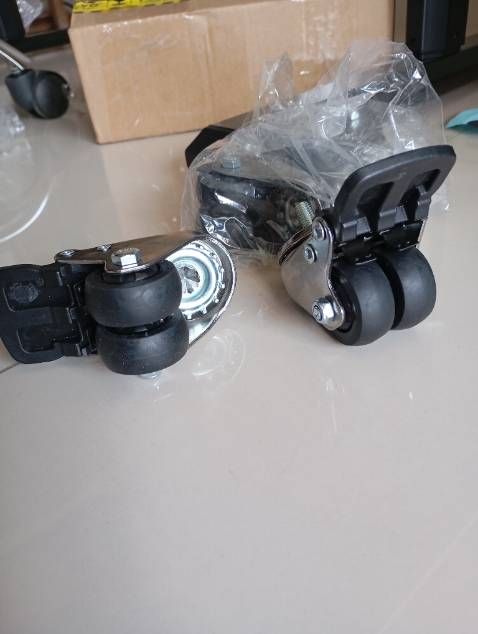 Nặng tay, chắc chắn, nhưng không thấy nhãn hiệu trên bánh xe. Cứ dùng thui.