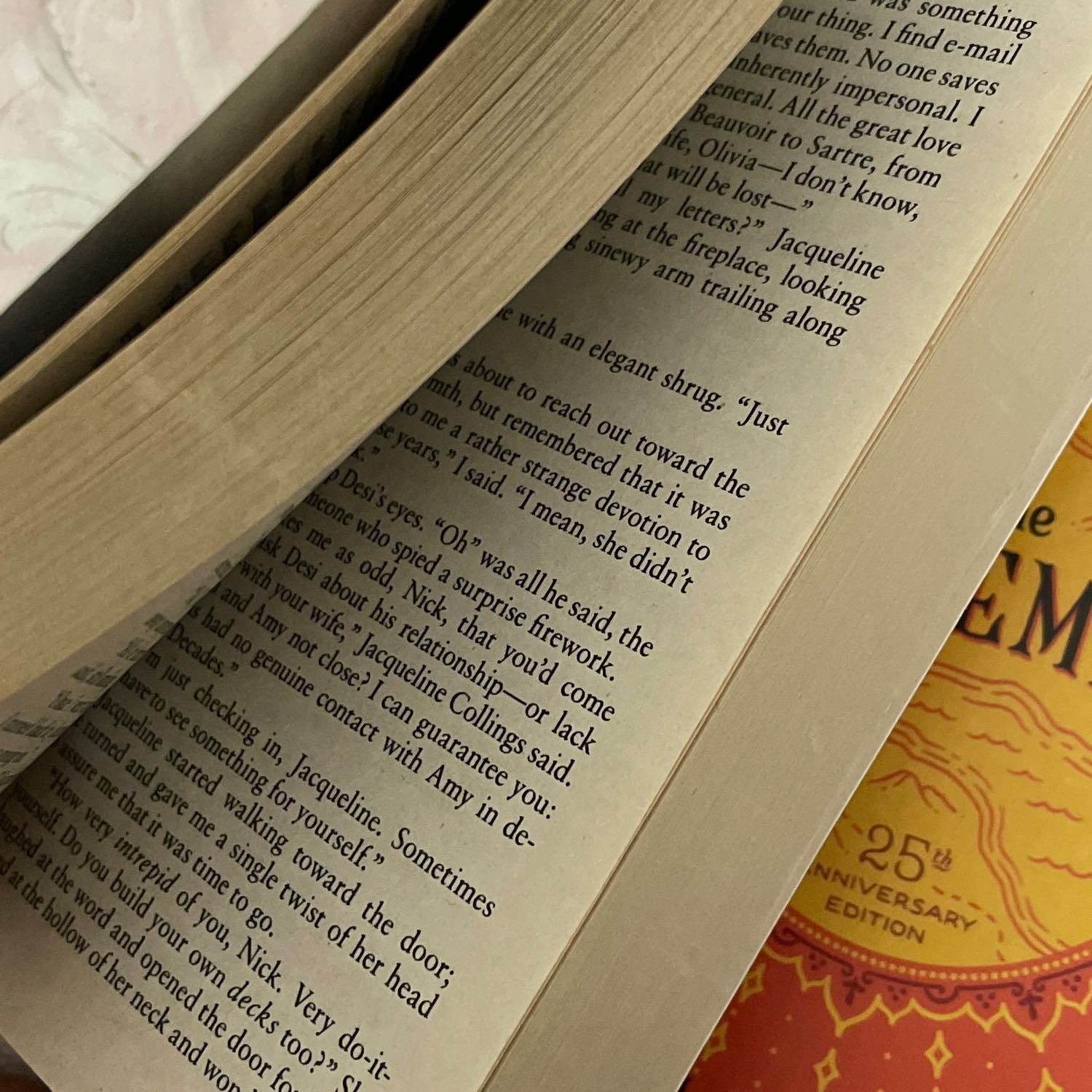 Lúc nhận hàng mừng rơn tưởng đâu lần này ơn trên phù hộ để nhận được sách không bong góc cong bìa lại còn bao bọc cẩn thận từ Tiki nhưng mở ra hơi chưng hửng tưởng Tiki giao lộn sách cũ, giấy thì ố vàng mà còn nặng mùi mốc nữa...xin lỗi vì tin tưởng Tiki quá???