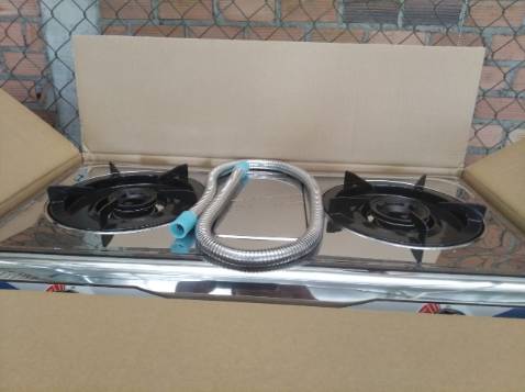 Đặt bếp mặt tráng men lại giao mặt inox, do nhà bán quán cần bếp thay thế gấp nên thôi dùng luôn không có thời gian đổi trả