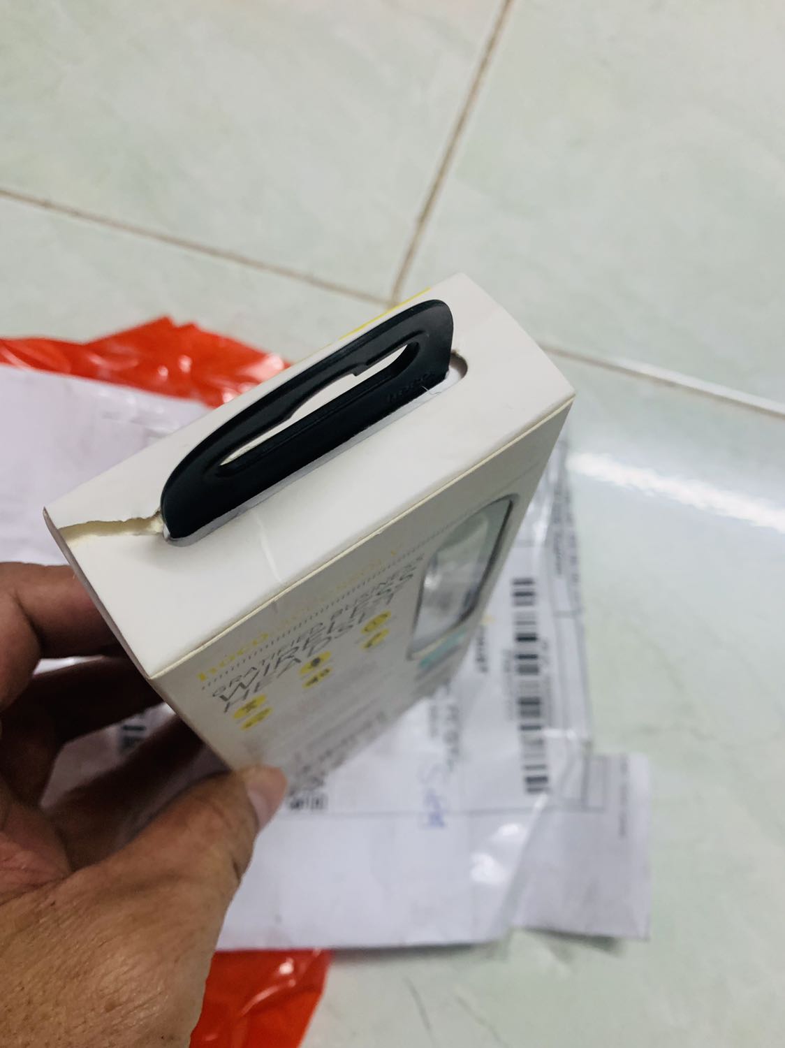 Hàng bao bì đã bị tháo, hư hỏng, mong shop lần sâu nói hệ thống giao hàng mới cho khách.