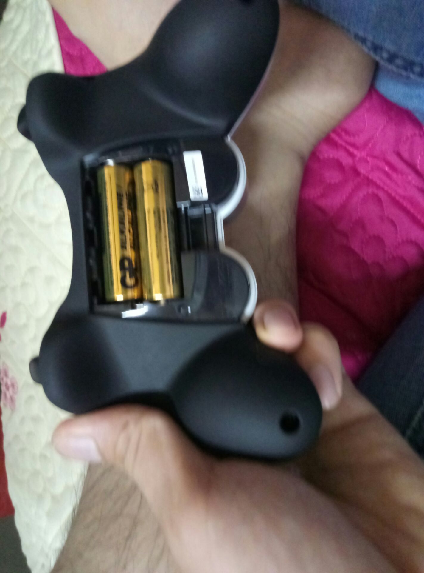 Đặt hàng dễ, có voucher tiết kiệm nhiều. giao hàng nhanh, hẹn 16 ngày thì 14  ngày đã ship tới. không như ladaza rất lôm côm. hẹn 3 ngày 4 ngày mới tới. 
bọc hàng chắc chắn. hình như tiki đã mở ra kiểm tra và dán tem nên cắt lớp bọc nhựa. xước tí tẹo như cái đầu bút bi chắc hãng sơn ko hết.
tay cầm cắm vào nhận ngay (win10). chơi được 100% các game mình *** trong store win 10 đều nhận tay. (asphalt8. armada tank. modern combat5. dungeon hunter5) các game offline khác có need for speed the run, naruto, one piece,  grid2 thì nhận, nhưng quy định nút hơi khó, chưa chuẩn cách chơi như của store win10. riêng fifa o4 chưa nhận. cả bàn phím, sẽ *** sau.
nói chung dùng sướng. hay hơn chơi bàn phím nhiều.