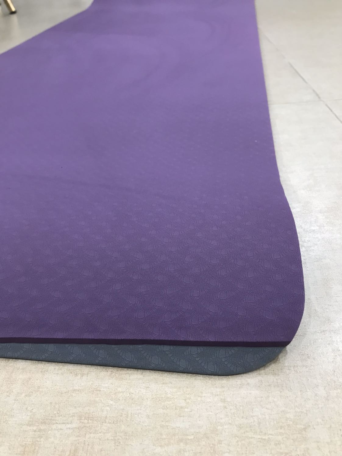 Lần đầu mua thì nhận được thảm rất ưng ý, mua tiếp tấm nữa cho người nhà cùng tập thì lại gặp sản phẩm lỗi:
- Hai lớp thảm không khớp nhau (xem ảnh)
- Trên thảm còn có vệt ố không hiểu là vì sao (xem ảnh)
- Cảm giác thảm khá cũ, xỉn màu (phải nhìn trực tiếp mới thấy rõ được)
Cho 2 sao vì Tiki giao hàng nhanh, nhưng chất lượng sản phẩm thì cần phải xem lại!