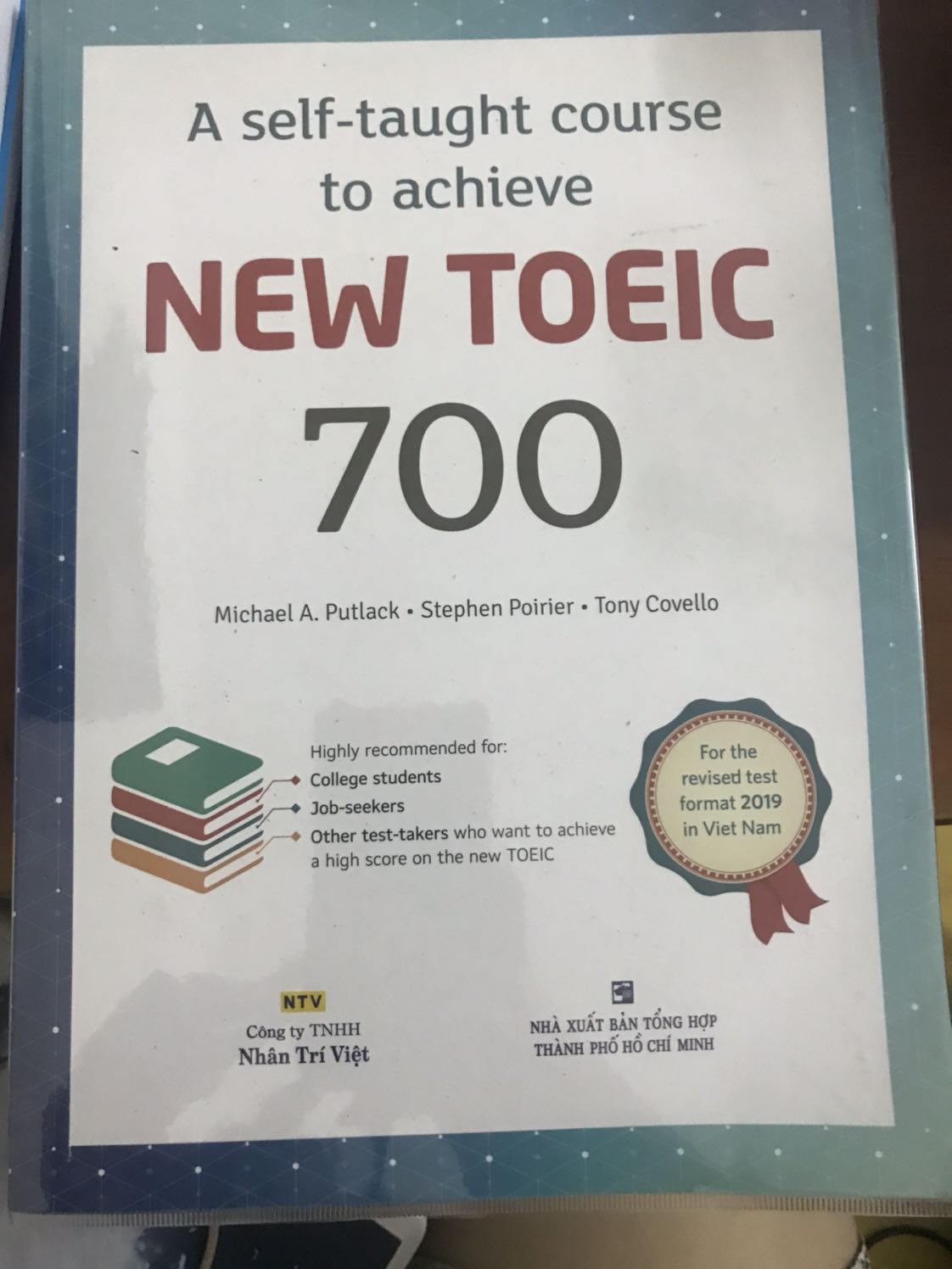 Giao nhanh, sách cũng là đề như nhiều quyển sách khác nhưng có thêm tip đánh nên đọc cũng vui, tổng cộng có 4 đề với đáp án nữa. Chỉ có điều máy mình ko có đầu đọc CD nên giờ ko biết lấy audio nghe kiểu gì, có ai có file audio có thể gửi mình với ko, mình cảm tạ nhiều nhiều