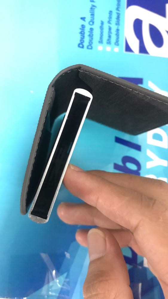 Ví nhỏ gọn đẹp. Vỏ da cực chất, hộp nhôm đựng thẻ cứng cáp và chắc chắn, vừa khít với thẻ nên mình thấy nó khá là nhỏ gọn. Thẻ đựng được nhiều vô đối luôn. Mình không đủ thẻ để kiểm tra nhưng chắc là 9-10 cái nhé được nếu là loại không có chữ dập nổi. Vỏ da cũng để được tiền và giấy tờ nữa. Sản phẩm tốt, em cảm ơn shop ạ.