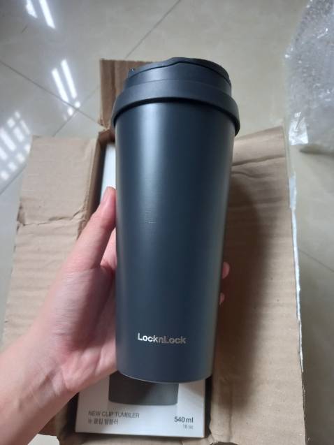 Bình nước đẹp, giữ nhiệt (nước đá) tốt, không bị đổ mồ hôi. Có 2 nắp để sử dụng linh hoạt. Bạn mình hỏi sao mua 2 cái bình cùng màu vậy :)))) Giao hàng nhanh, đóng gói kỹ.