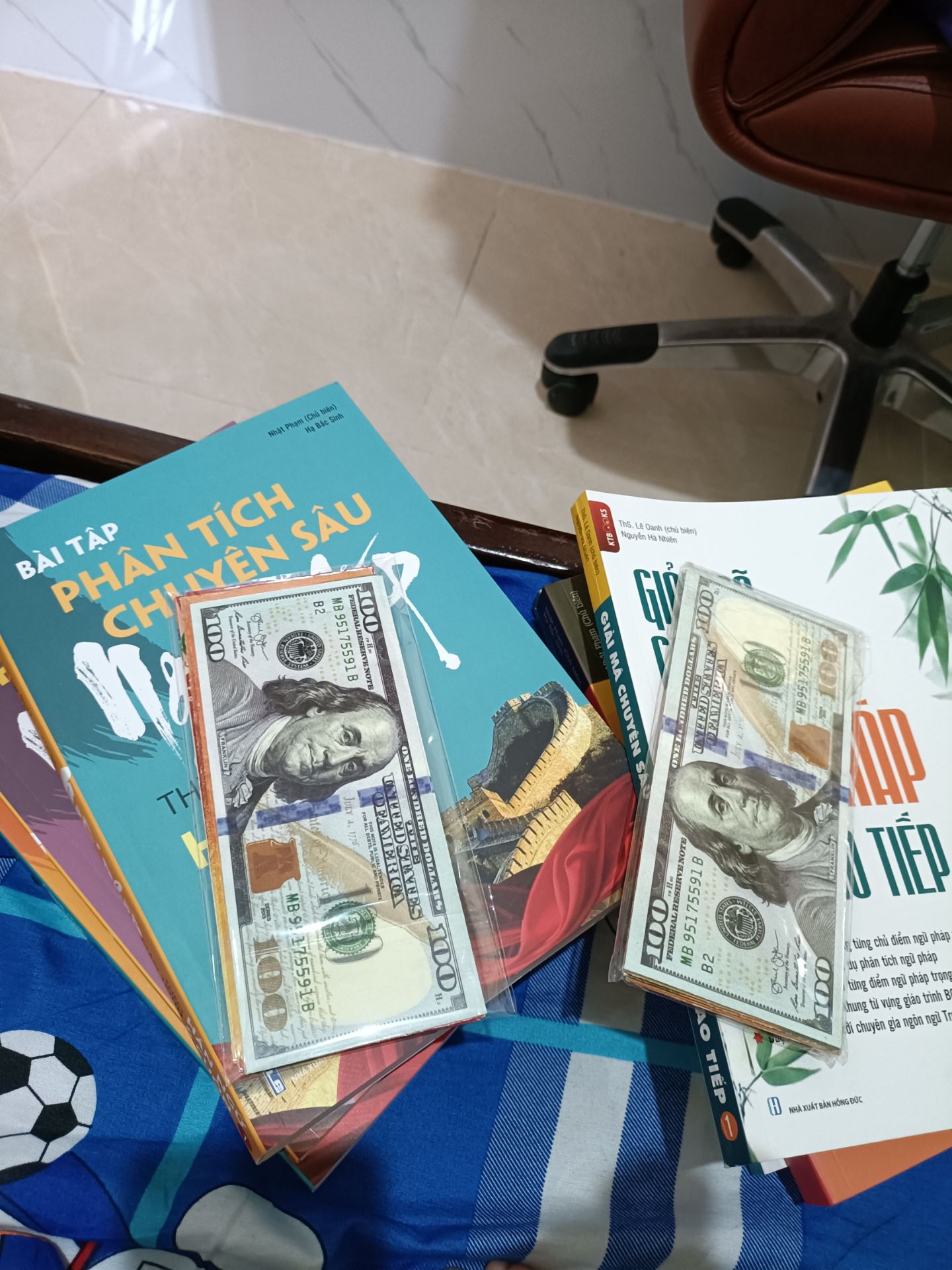 được tặng thêm bao lì xì, sách đóng gói tuyệt vời luôn, chưa đọc nhưng khâu chăm sóc khách hàng cho 5 sao luôn