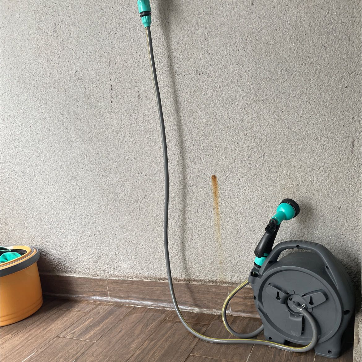 Tạm ổn. Đôi khi rỉ nước. Dây dễ bị rối khi thu vào trong. Xài được khoản 1 tháng rồi chưa thấy bị hư. Đủ 25 từ. Đủ 25 từ.