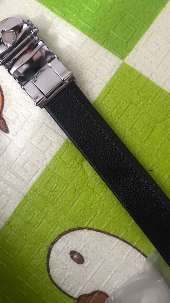 Thắt lưng quá là đỉnh cao luôn. Đầu khoá quá là đẹp, trông đơn giản nhưng đẹp, dễ phối đồ, rất chắc chắn luôn. Dây da mềm đẹp và dài. Đường may tỉ mỉ cẩn thận. Mua được mấy hôm mới đem ra review được. Sản phẩm tốt sẽ tiếp tục ủng hộ shop.