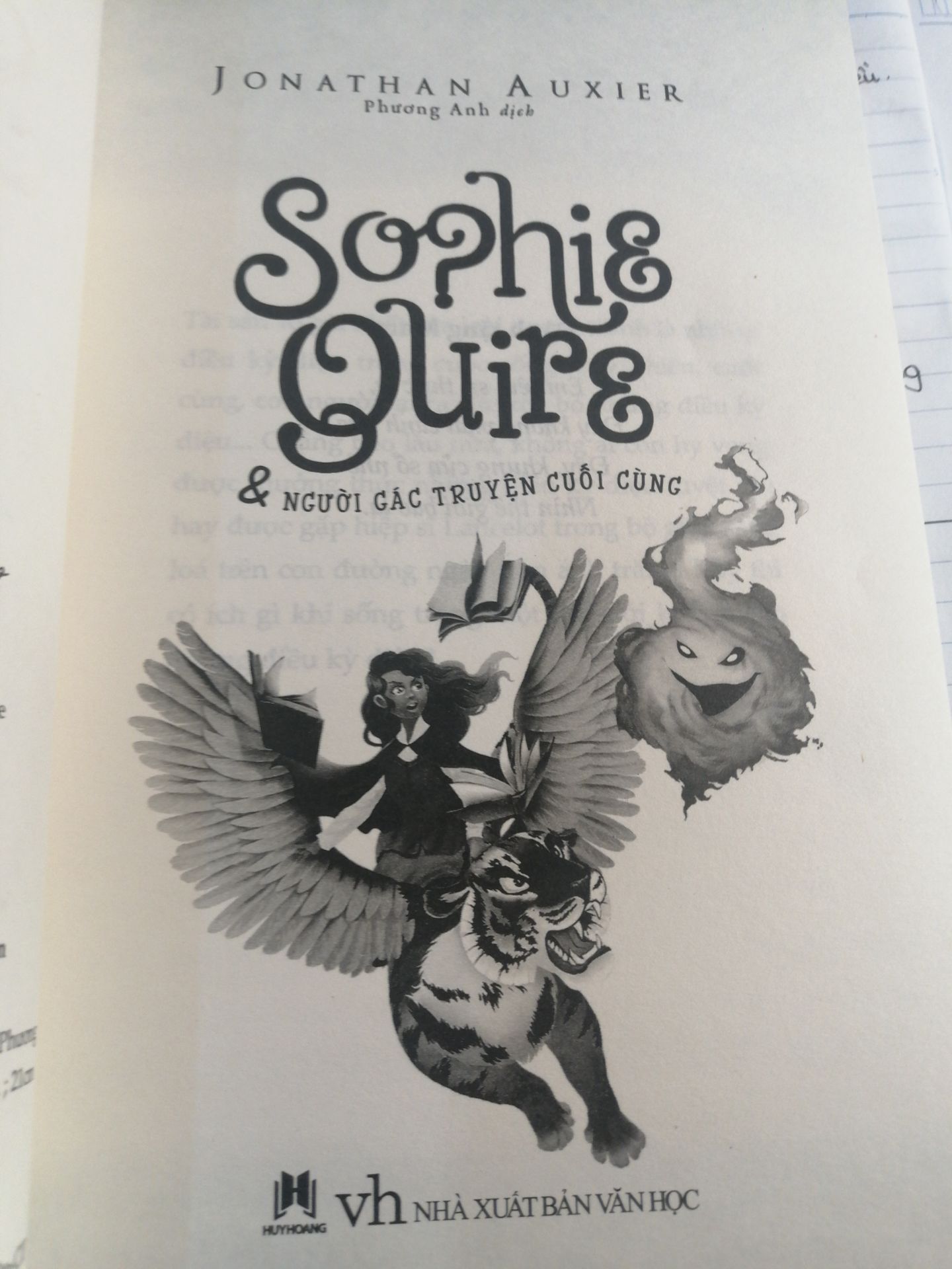 Lại thêm một tác phẩm xinh đệp của Jonathan Auxier. Ai mà đã đọc Peter Nimble thì không nên bỏ qua quyển sách này. Thể loại fantasty, nội dung cuốn hút. Giọng văn độc đáo, rõ ràng, nội dung chuyện cũng mượt mà. Nhưng mình lại không thích chi tiết xuất hiện Peter lắm, có lẽ do mình thích nhân vật độc lập, tự đi chuyến phiêu lưu của mình. Nhưng cái này thì cũng tùy gu mỗi người, quyển sách này hay, đáng để mua, mình mua lúc giá còn  84k, tuy không free ship nhưng vẫn tuyệt vời. Thật sự mong có thêm nhiều sản phẩm của Jonathan được dịch sang tiếng việt.  Tiki giao hàng nhanh, có cả túi nhựa đựng nên không bị móp méo gì. Mọi người nên mua nhe.