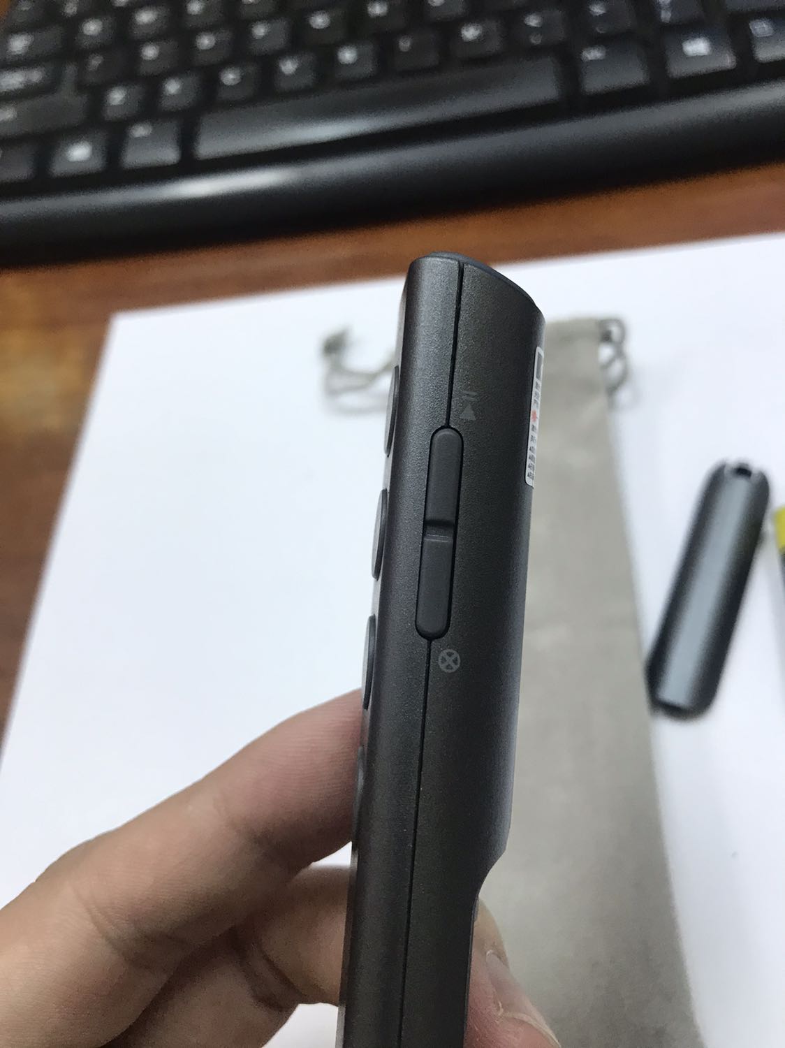 Thiết bị nhỏ gọn
Tặng kèm pin để sử dụng ngay và túi đựng
Tia laze đỏ 
Usb kết nối máy tính dễ dàng, có hút nam châm rất tốt, ko sợ rơi rớt
Nút bấm qua slide êm
Giá mềm
Giao hàng nhanh (3 ngày)