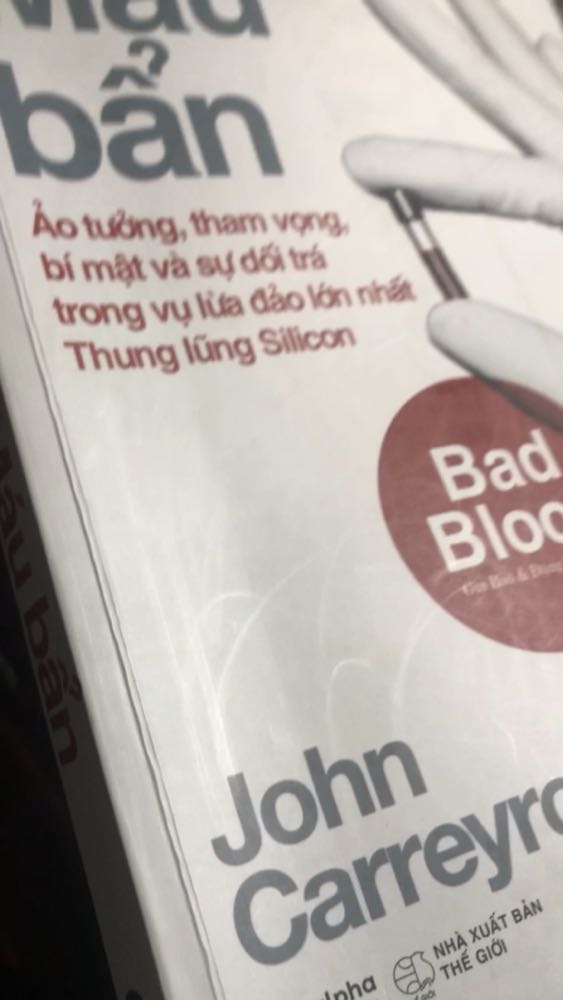 - Bìa sách mới nhận được thì cảm giác y như sách cũ, không chỉ bụi dính bề mặt không, mà mấy vết bám chặt như là để lâu ngày ở cửa sổ rồi bị bám bụi ấy ạ. Trong hình là sách khi đã dùng khen ướt lau và cầm đọc 2 tiếng ạ.
- Đế sách thì ngả vàng đậm, có mấy vết lấm lem đen nữa nhưng mình đã dùng khen ướt lau rồi.
- khoảng 40 trang đầu có lằn 1 đường dài như nếp gấp. 
- 40 trang đầu đọc khá cuốn.
- Shipper giao nhanh và thân thiện.
- Lần đầu trải nghiệm mua sách ở Tiki mà mình thất vọng hơn Sọp pi nữa huhu.
- Ở trang này mình có chụp một dòng mà có 2 chữ "với" sát nhau, không biết do mình chưa cập nhật kiến thức này hay là do in nhầm ạ, để mình tìm hiểu rồi lên chỉnh sửa sau. 
*Cảm quan không mấy hài lòng nhưng được cái giao hàng nhanh gỡ gạt!