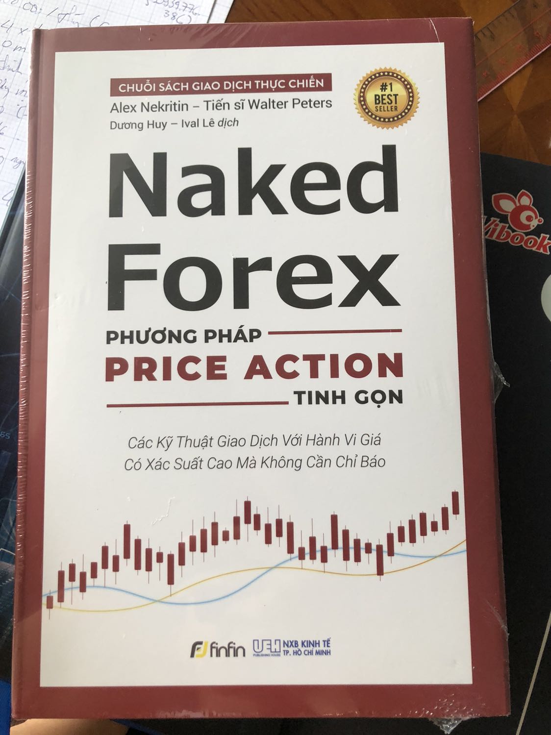 Mình thích mua bìa cứng vì thường sẽ là sách màu và trang giấy dày, mịn ( Nhưng mình bảng của Fin Fin này lại chỉ in màu các trang đầu và chương 1 các trang sau giấy bắt đầu thô ráp hơn và toàn bộ k có in màu kể cả các trang đầu chương ( chỉ chương 1 là in màu còn lại các chương thì k) và chất lượng giấy càng k tốt!  
Đóng gói và giao hàng rất kĩ và nhanh nhưng về chất lượng giấy thì mình k thích!