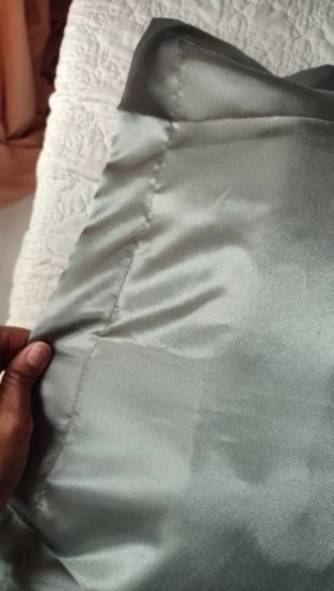 Chất lụa bóng, đường may khá chắc chắn k chỉ thừa, cầm cũng dày dặn nên mua nhé mn