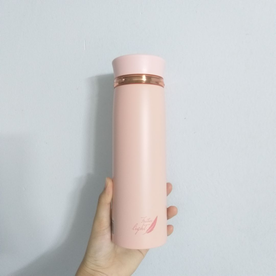 Bình xinh cực kỳ, cầm trên tay mới thấy dễ thương cực kỳ. Phần miệng bình (tiếp xúc với môi) là nhựa chứ không phải inox như bình màu đen, uống vội cũng không sợ dập môi :))). Nói về giữ nhiệt thì khỏi phải bàn vì locknlock giữ nhiệt tốt. Quá thích hợp cho các bạn nữ.