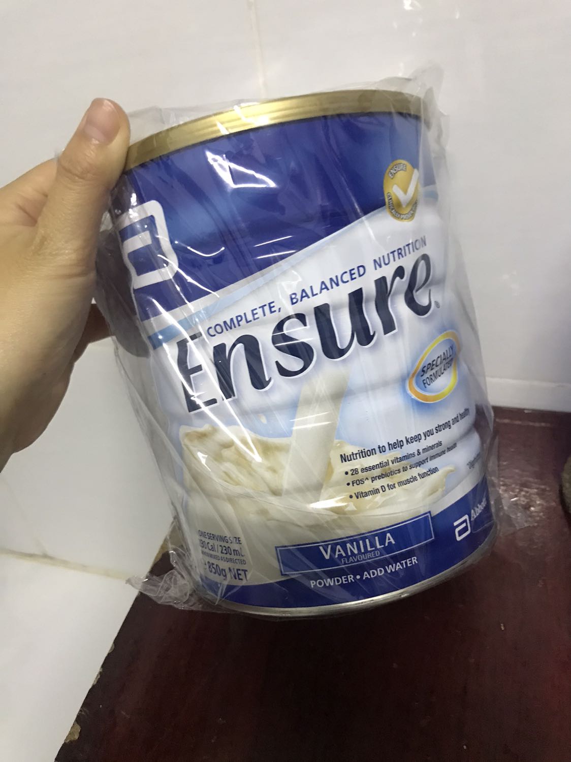 Lúc ra nhận thấy cái hộp bung ra như hình muốn đau tim, ko hiểu sao bên tiki đã note chữ rất bắt mắt là hàng cực kì dễ vỡ mà bên vc vẫn quăng hàng ko thương tiếc, hên ở trong hộp sữa vẫn nguyên vẹn. Lúc ra nhận thấy cái hộp bung ra như hình muốn đau tim, ko hiểu sao bên tiki đã note chữ rất bắt mắt là hàng cực kì dễ vỡ mà bên vc vẫn quăng hàng ko thương tiếc, hên ở trong hộp sữa vẫn nguyên vẹn.