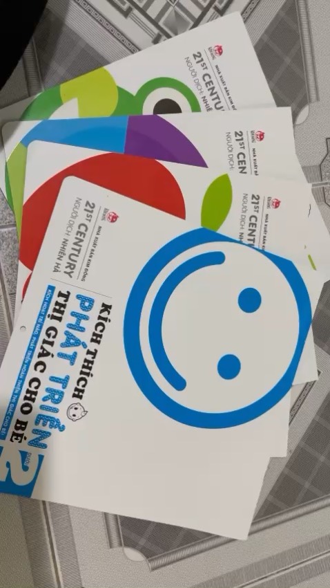 sách to, hình ảnh đa dạng nhiều màu sắc, cầm lên bé nhìn rất chăm chú, phụ huynh nên mua