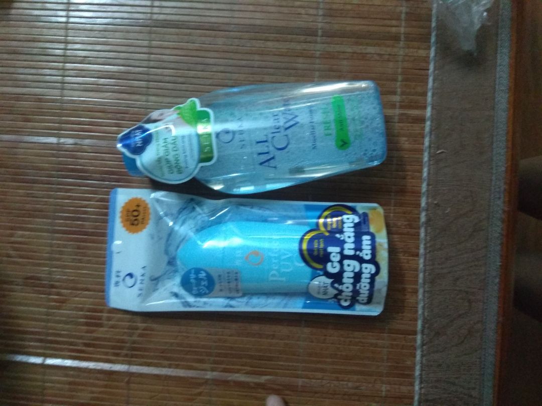 hàng đúng hình, mùi thơm nhẹ, chất lượng tốt, không dính hay bí da, còn được tặng nước tẩy trang nhưng gần hết hạn rồi, giao hàng nhanh, đóng gói kĩ