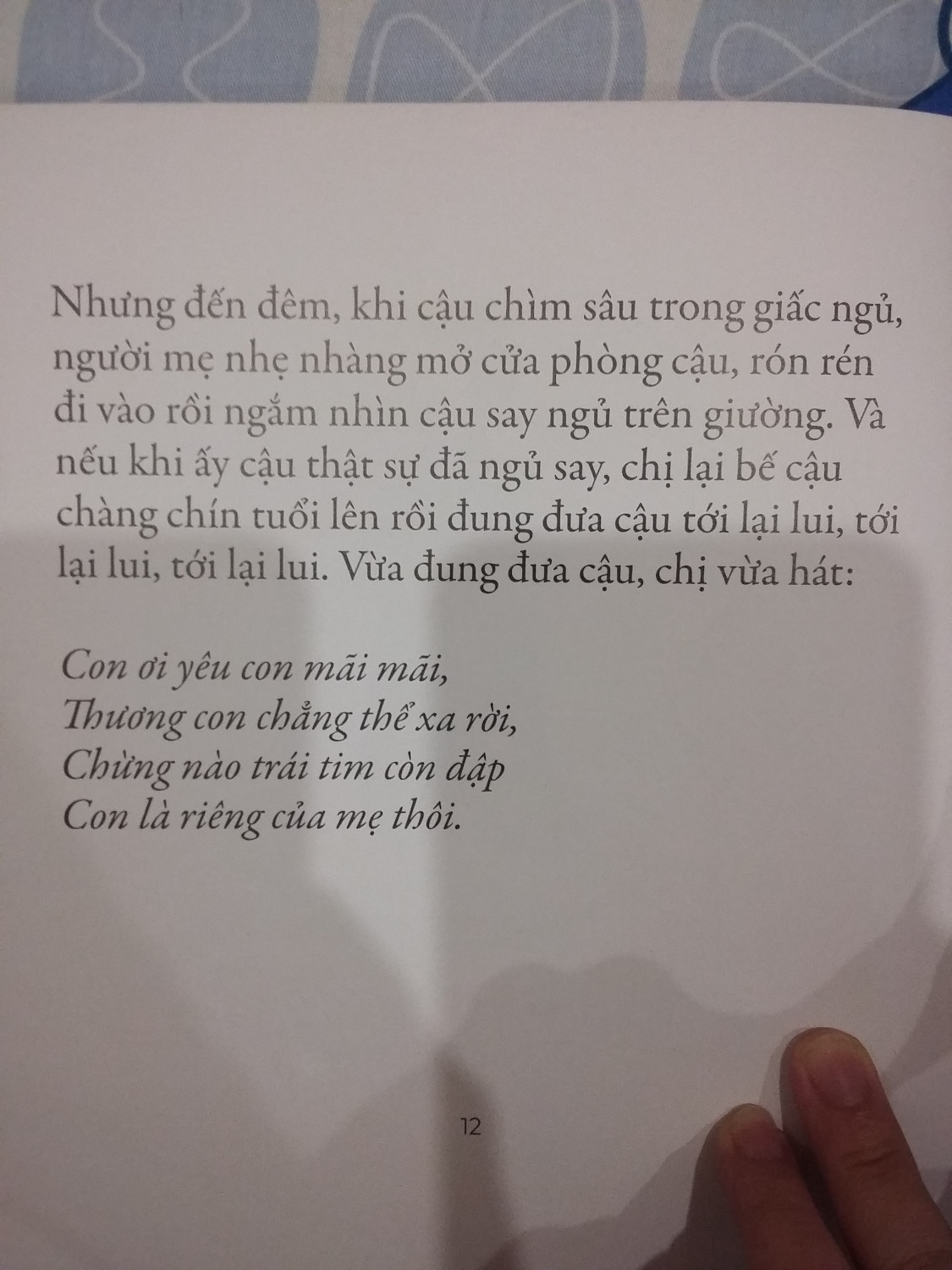 Sách đẹp, Tiki phục vụ miễn chê (tuy báo cần 5 ngày ship mà 2 ngày đã tới rồi), chỉ là nội dung quyển này không ổn một chút nào thui.

Dường như đây là một *** bị ám ảnh với con: dù cậu trai mới sinh, hai tuổi, chín tuổi hay đã lên đại học, bà đều tự ý vào phòng cậu và ôm ấp khi cậu ngủ say không biết gì (truyện ghi rõ bà chờ tới lúc đó), với lời ru khiến mình rợn người: "Con là của riêng mẹ thôi." Thậm chí cả khi cậu đã dọn ra riêng, mua một căn nhà riêng ở đầu phố, bà vẫn lóc cóc đạp xe đến, tự tiện lẻn vào phòng con và vẫn lời ru cũ: "Thương con chẳng thể xa rời/ Con là của riêng mẹ thôi." (Nguyên tác là "As long as I'm living, my baby you'll be", không hề có ý "của riêng mẹ thôi", dù sao thì vẫn là một *** rất có-vấn-đề.)

Không chấp nhận sự thật con mình đã lớn, tự ý đi vào chỗ riêng tư của con, thậm chí cố tình đứng chờ để đụng chạm vào người con khi nó đang ngủ. (Nếu người con này có lúc lơ mơ nhận ra có người đang sờ vào người mình mà không hề đẩy ra thì thật là... Chắc gì đã là mẹ hay ai đó khác nhỉ?) Không hiểu danh tiếng "đã bán được 15 triệu bản trên toàn thế giới" là như thế nào, nhưng nếu thật sự trên đời có nhiều bố mẹ yêu thích cuốn sách này đến vậy thì cũng không lạ nếu dọn ra riêng (và giấu tiệt địa chỉ nhà riêng với bố mẹ và họ hàng) là vấn đề sống còn với rất nhiều đứa con.