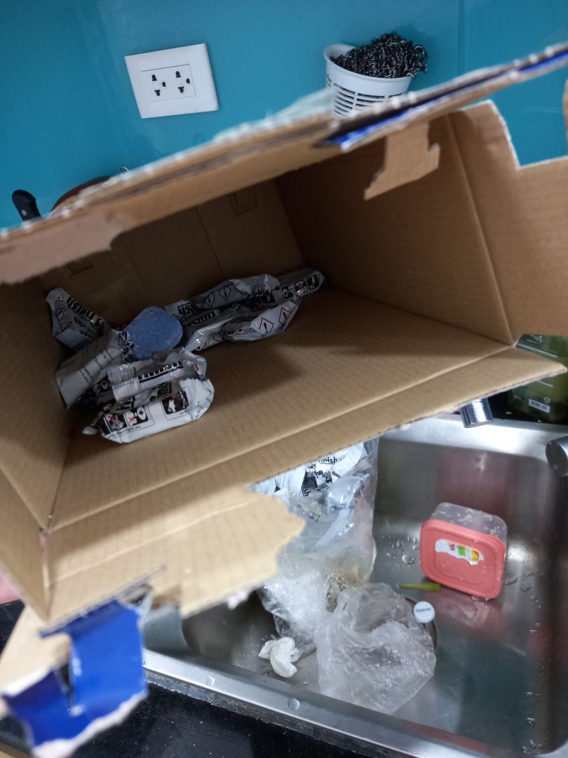 trong hộp còn lẫn những viên rửa bát ko hề có vỏ bọc bên ngoài, nghi ngờ sản phẩm giả!!!