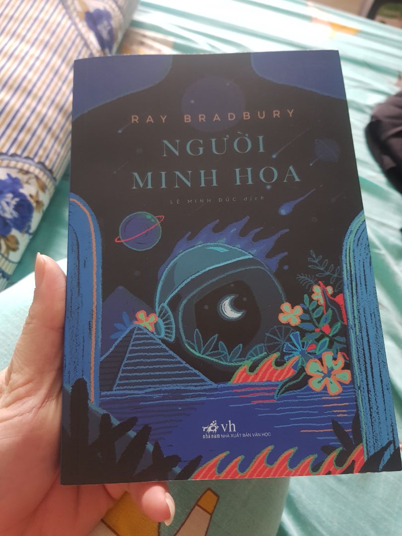 Đọc xong cuốn này có thể thấy tác phẩm nổi tiếng nhất của tác giả là 451°F đã được manh nha ý tưởng từ đây. Với tập hợp 18 truyện ngắn mang màu sắc lạ lùng, viễn tưởng và sáng tạo như về thế giới tương lai, công nghệ tác động tới con người thế nào, du hành thời gian, chiến tranh giữa các thế giới cho đến những vấn đề về văn hóa, đời sồng, về việc đốt sách, người thế thân, người nhiễm phóng xạ có khả năng kì lạ cho tới tôn giáo, Chúa, sự truyền giáo và rửa tội...
Ông là một cây bút đại tài với khả năng sáng tạo vĩ đại, mang một phong cách trào phúng đặc trưng về tương lai công nghệ của con người, nơi thế giới trở nên máy móc, vô hồn và đen tối thế nào. Thật lạ là trong quãng đời sáng tác dài như vậy mà ông chưa được đề cử giải Nobel lần nào, dù cho viết về thể loại viễn tưởng, trinh thám, kinh dị nhưng văn chương của ông vẫn đẹp và xuất sắc.