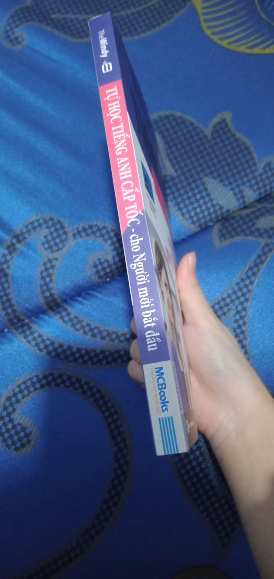 Giao hơi lâu, bìa sách không ấn tượng lắm nhưng lật ra thì rất tuyệt sách rất phù hợp với những người muốn lấy lại gốc tiếng Anh trong đó có tui :)) bên ngoài còn có màng bọc, nhưng trong quá trình vận chuyển bị móp một chỗ rồi :( nhưng vẫn rất tuyệt 😋