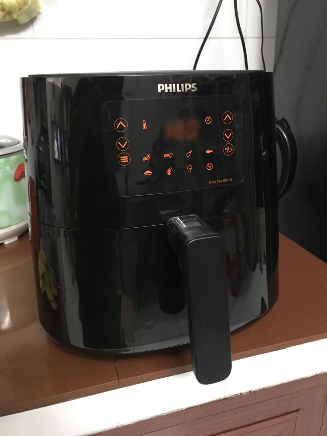 Nồi chiên & nướng ra đồ ăn ngon hơn bếp than nhe mọi người, (trước giờ xài bếp than để chiên, nướng là ngon nhất rồi), sử dụng nồi này nhanh & nhàn hơn xài bếp than nhiều, cùng 1 lượng thực phẩm cỡ vừa nấu đủ với nồi này, nhưng thời gian nấu sẽ bằng từ 1/2 đến 1/3 so với chiên nướng bằng bếp than à. Mọi người đang tính mua thì rinh em này về luôn đi ạ, Philips cũng là một thương hiệu có tiếng lâu năm. Mình cũng đắn đo lắm mới quyết định mua em này do cũng ngay đợt sale. Nấu ngon, nhanh & nhàn lắm mọi người ạ, mình rất ưng!! Tại ưng cái nồi quá nên mình mới viết nhiều vậy đấy ...hi...hi..., chứ ít khi nào mình viết ở đây lắm.