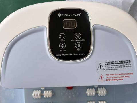 Hộp siêu đẹp. Bồn massage bằng nhựa rất nhẹ nhưng lại chắc. Đổ nước vào không thấy rò gì, điều khiển bằng tiếng Việt nên dễ sử dụng. Nhiệt độ làm nóng nước tối đa thấy đọc là khoảng gần 50 độ nên ai cần ngâm thảo dược có thể nấu nước trước rồi pha vào. Thích nhất là nhiều con lăn massage, cả bàn chân chỗ nào cũng có con lăn nên dễ chịu lắm. Ngâm trước khi ngủ hoặc sáng sớm đều được, tinh thần tốt hơn mà xả stress rất tốt.