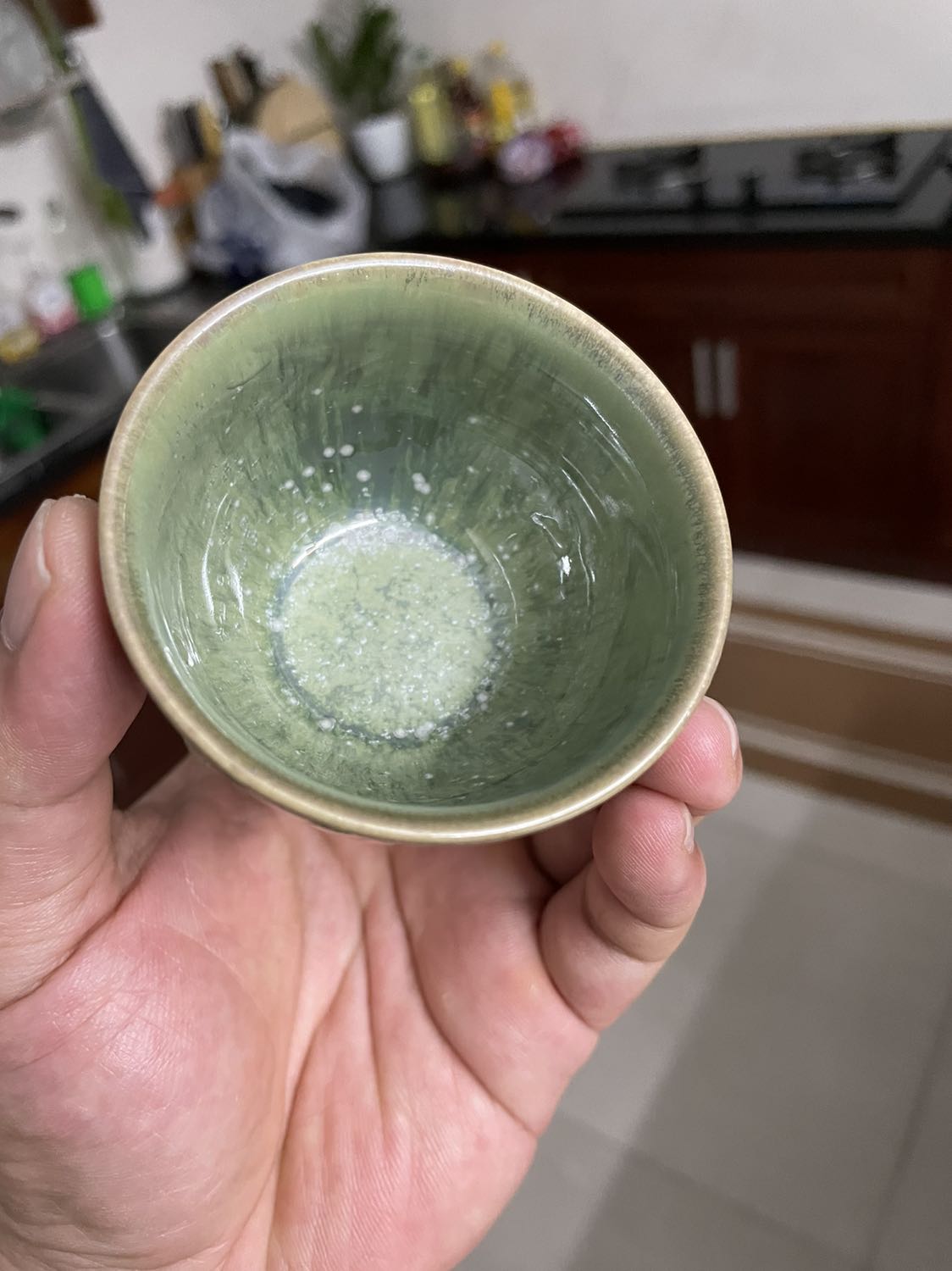 Nói chung là khá hài lòng với sản phẩm, các chén trà tròn đều, không lỗi, màu sắc như hình mô tả, mỗi tội các chấm bạc lên màu không ưng ý lắm (ý kiến cá nhân), tuy nhiên nhìn chung là đẹp.
Giao hàng khá nhanh, đóng gói cẩn thận nên không sứt mẻ gì. 5 sao!!!