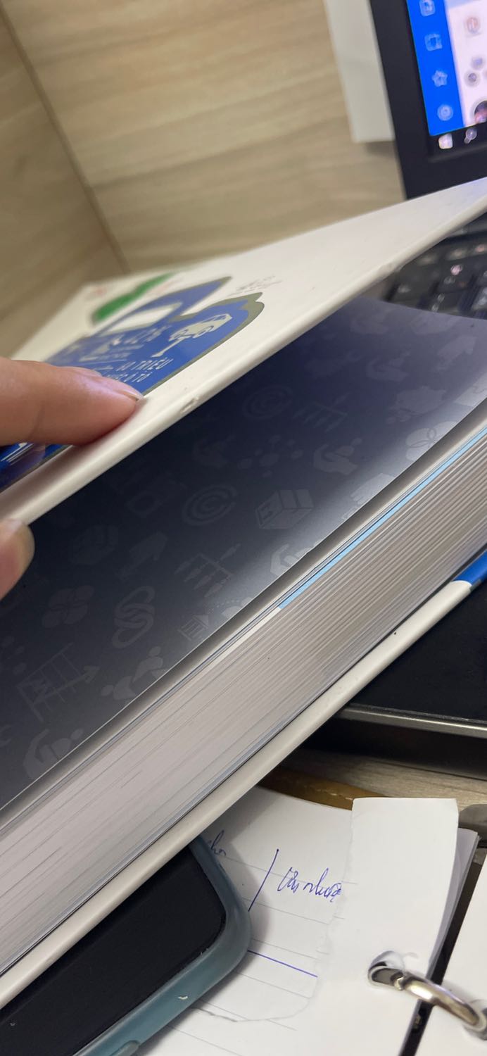 Cái này thôi chắc ko cần nói tiếp. Thấy trên review 10 người hết 8 9 người bảo tiki đóng rất sơ sài và quả thực vậy. Đồng ý giá rất tốt, thời gian giao hàng nhanh nhưng sách gãy cộp và rất dơ. Hình này mình lau rồi lúc đầu lấy cầm nó bẩn ko tả . Ko biết mấy bạn có thể lau cho sạch trước khi đóng ko. 3 sao cho tiki do cg đoán được sẽ vậy nên cg k bất ngờ lắm