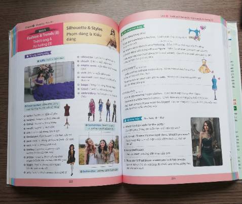 Sách in màu đẹp, có đĩa CD kèm theo, bạn nào không có máy tính thì quét mã QR in ở bìa sau nghe audio nhanh gọn lẹ.
Nội dung hay, có phiên âm từ vựng mới, bạn nào thích tự học tiếng Anh nên mua về luyện tập.