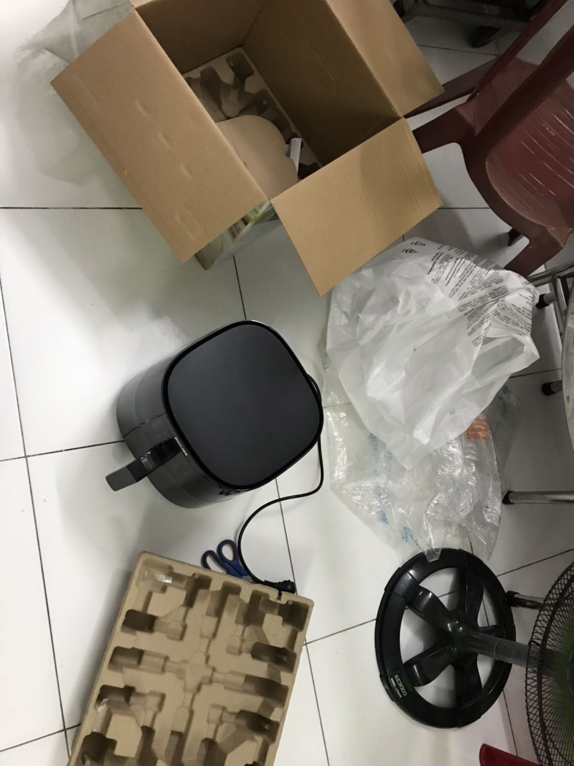 Nồi chiên & nướng ra đồ ăn ngon hơn bếp than nhe mọi người, (trước giờ xài bếp than để chiên, nướng là ngon nhất rồi), sử dụng nồi này nhanh & nhàn hơn xài bếp than nhiều, cùng 1 lượng thực phẩm cỡ vừa nấu đủ với nồi này, nhưng thời gian nấu sẽ bằng từ 1/2 đến 1/3 so với chiên nướng bằng bếp than à. Mọi người đang tính mua thì rinh em này về luôn đi ạ, Philips cũng là một thương hiệu có tiếng lâu năm. Mình cũng đắn đo lắm mới quyết định mua em này do cũng ngay đợt sale. Nấu ngon, nhanh & nhàn lắm mọi người ạ, mình rất ưng!! Tại ưng cái nồi quá nên mình mới viết nhiều vậy đấy ...hi...hi..., chứ ít khi nào mình viết ở đây lắm.