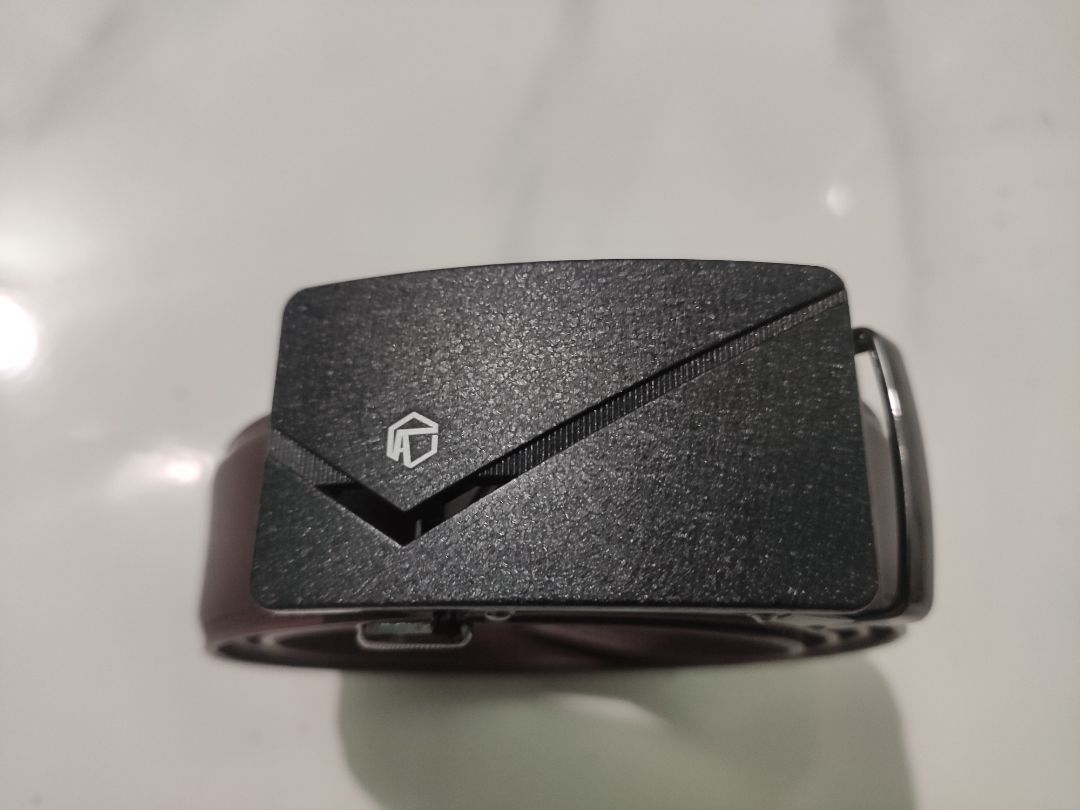 Hàng đóng hộp nhìn rất là xịn xò, mặt dây đẹp, dây tương đối dài phải cắt bỏ tầm 10cm mới đeo vừa.