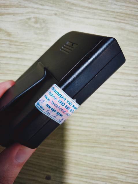 Sản phẩm đầy đủ như mô tả, có tem bảo hành của shop.
Máy gọn nhẹ, âm thanh và kết nối ổn.
Thi thoảng kết nối yếu lẹt xẹt vài tiếng rồi thôi. Bộ thu khá ngốn pin nếu cắm thẳng vào loa, mình cắm vào củ sạc điện thoại luôn.
Mình khá ưng mẫu này vì gọn nhẹ, hết pin thì thay rồi dùng tiếp chứ không phải chờ sạc hay vừa dùng vừa sạc. Các bạn mua pin sạc dùng chung rất ổn nhé.