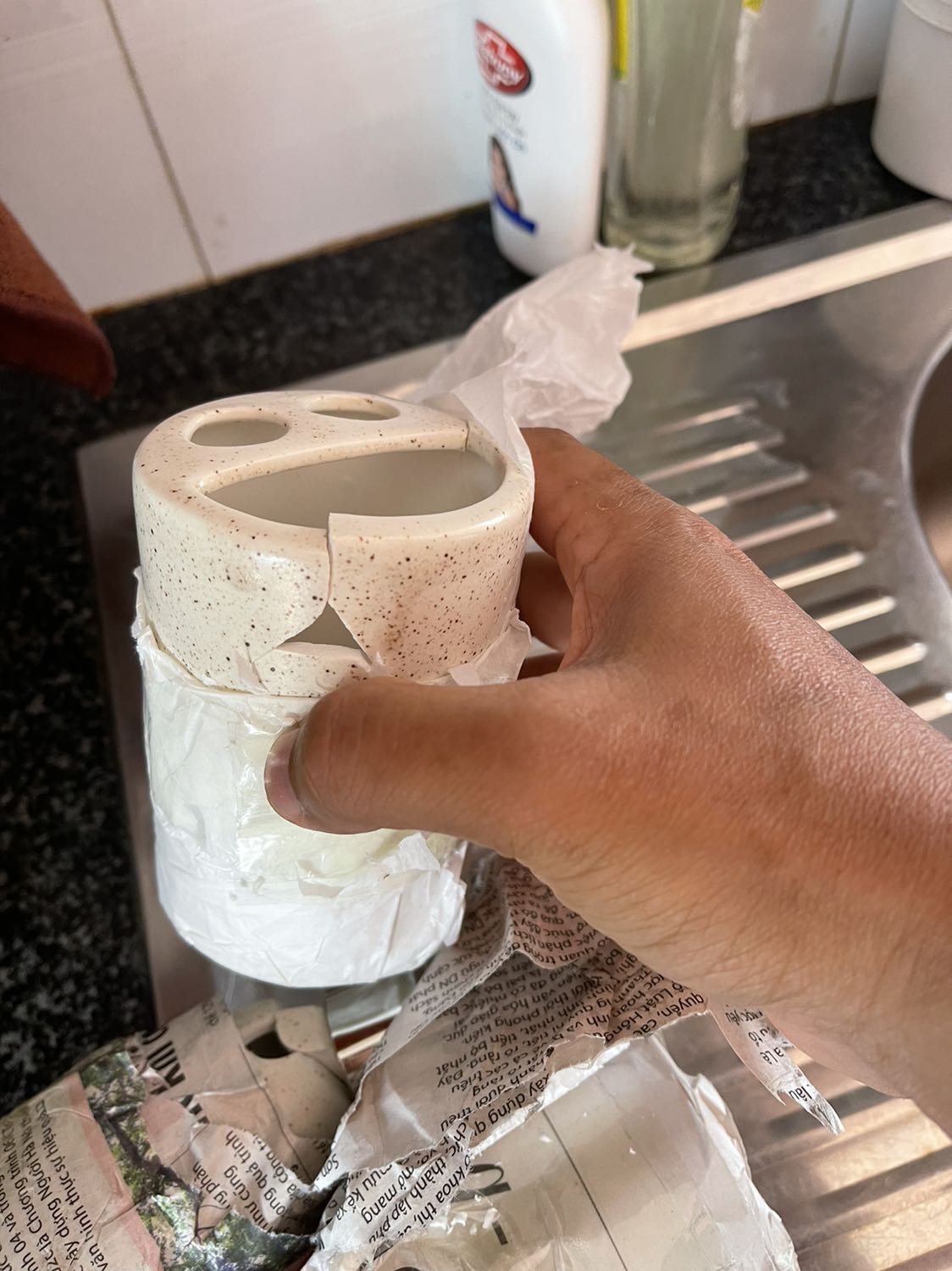 Giao 4 cái thì bị bể mất 2 cái.