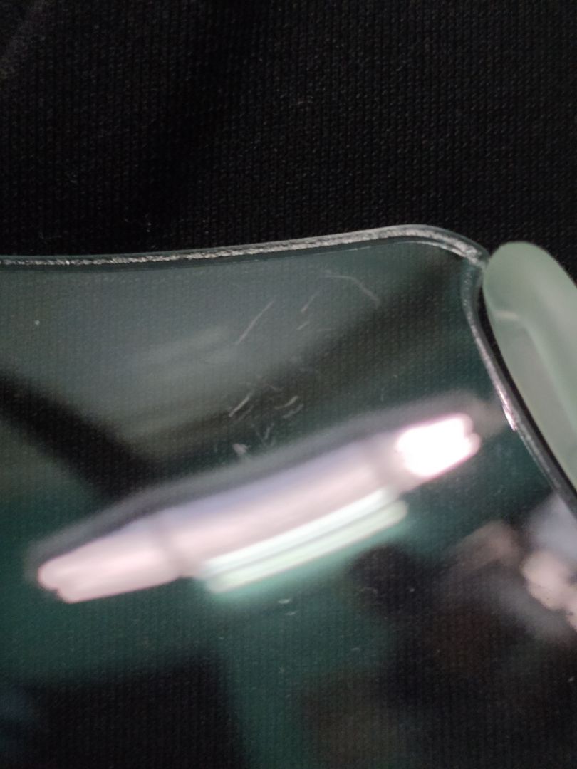 kính bị xước khi đến tay khác hàng yêu cầu đền bù hoặc đổi hàng cho khách