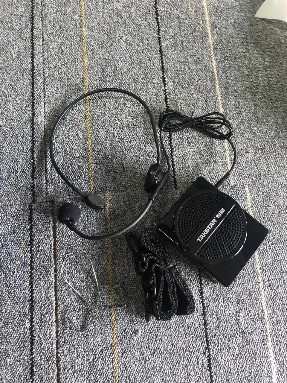 Thiết kế máy nhỏ gọn,âm thanh rõ ràng,giá cả phải chăng mình rất hài lòng về sản phẩm này. tUY NHIÊN chị đồng nghiệp mua cùng mình, bà mua con E300W thì loa to hơn, thiết kế không dây tiện hơn hẳn