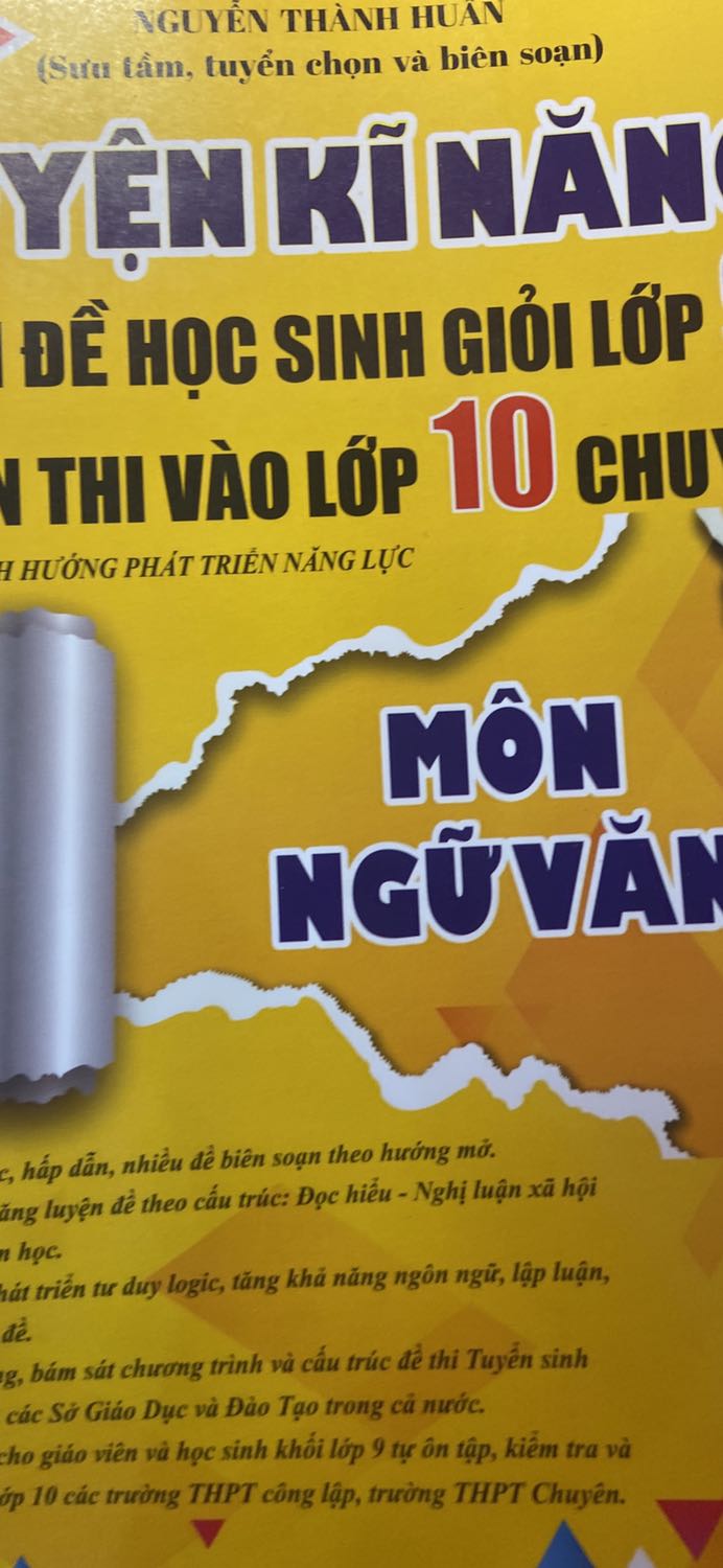 sản phẩm được đóng gói kĩ, đc giao hàng nhanh chóng (trước 1 ngày), hài lòng với dịch vụ của shop. Tuy nhiên, riêng về chất lượng sản phẩm thì theo mình những bạn thi chuyên văn nên chọn những quyển khác vì quyển này đề khá cũ từ năm 2019 nhưng sách dày, có lời giải và tổng hợp đề của các trường chuyên khá hay nên các bạn cũng có thể xem xét