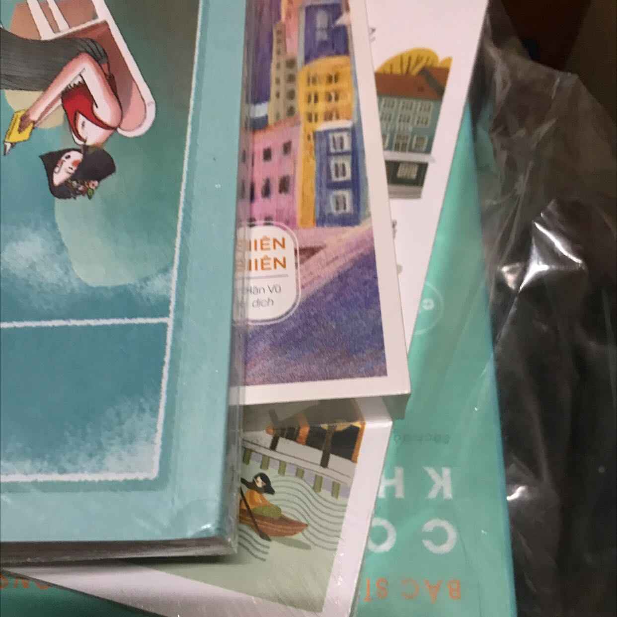 Sách phù hợp cho học sinh đọc trong mùa hè, đặc biệt là trong lúc dịch bệnh luôn phải nhà như thế này, vừa tham khảo vừa có thêm kiến thức.