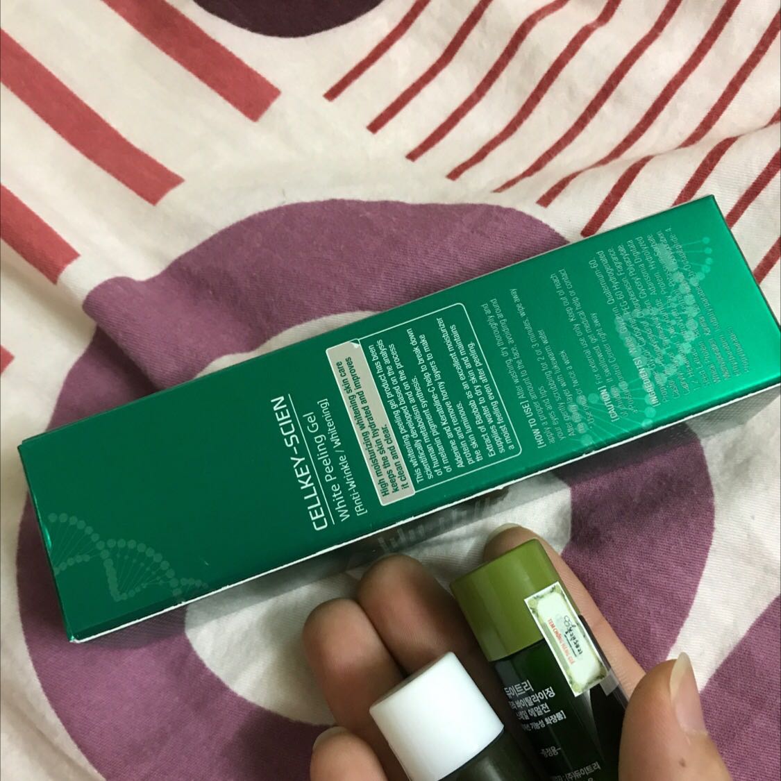 Sản phẩm như hình, có tem chống hàng giả này nọ, có nhãn phụ, có vẻ uy tín á. 
Sản phẩm dạng gel trong, mùi khá dễ chịu, thoa lên mặt, massage nhẹ nhàng sẽ ra 1 lớp mỏng kì như giấy ấy.