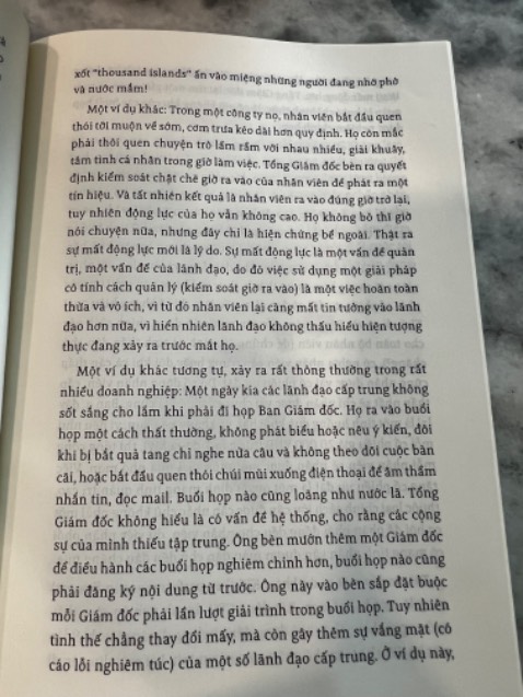 Mình mới đọc đc 1/3 quyển sách này nhưng đã thấy vô cùng hữu ích. Là một quản lý cấp trung đã trải nghiệm và chứng kiến nhiều tình huống thực tế ở văn hoá doanh nghiệp, mình như được thấy chính công ty của mình trong từng ví dụ mà tác giả nêu ra. Cuốn sách giống như lời giải đáp cho những câu hỏi của mình về quản trị doanh nghiệp, như thế nào mới là một người lãnh đạo tốt, những câu hỏi mà chưa một ai có thể giải đáp đầy đủ cho mình. Vô cùng cám ơn bác Phan Văn Trường đã viết cuốn sách này để những người trẻ như mình có thêm điểm tựa, niềm tin trên con đường lãnh đạo, tạo động lực cho các bạn thế hệ sau tiếp tục phát triển. Lời văn vô cùng giản dị, dễ hiểu nhưng lại vô cùng sâu sắc và thấm đượm tình người.