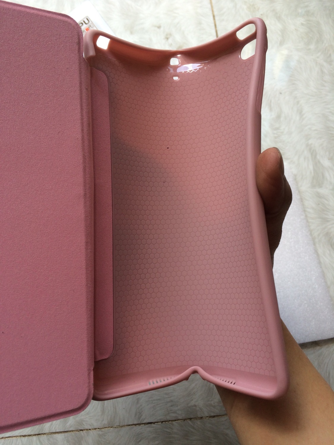 Lúc trước mình cũng dùng dòng Smart Case này nhưng mà lại loại case cứng. Giờ đổi qua loại case dẻo này mình còn hài lòng hơn. Case dẻo không bị cấn trầy khi tháo lắp bao da khỏi máy. Bao da dòng này thiết kế tinh sảo, chât liệu mềm mại, nhưng khi gắn vào máy cầm cũng rất chắc chắc, ko trơn tuột. Nói chung đây là 1 bao da rất tốt trong tầm giá này. Lúc trước mình cũng dùng dòng Smart Case này nhưng mà lại loại case cứng. Giờ đổi qua loại case dẻo này mình còn hài lòng hơn. Case dẻo không bị cấn trầy khi tháo lắp bao da khỏi máy. Bao da dòng này thiết kế tinh sảo, chât liệu mềm mại, nhưng khi gắn vào máy cầm cũng rất chắc chắc, ko trơn tuột. Nói chung đây là 1 bao da rất tốt trong tầm giá này.