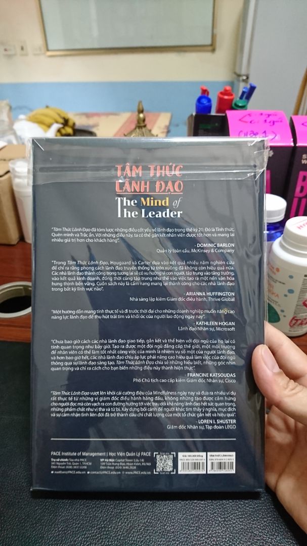 Bộ phận đóng gói và vận chuyển rất cẩn thận. Sách nhận được đang trong bóng kính. Một cuốn sách rất bổ ích về tâm Thái của một nhà lãnh đạo trong thời đại mới, kỷ nguyên mới nhằm dẫn dắt tổ chức đi đến những thành công lớn lao cho tất cả mọi người trong tổ chức đó!